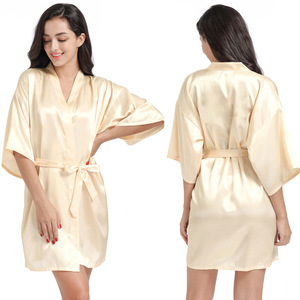 Vente en gros Nouveau design personnalisé Robe avec logo personnalisé Vêtements de nuit de luxe en satin de soie Robes pour femmes - Product Image 1