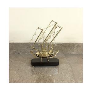 Nouvelle Sculpture de navire en laiton Hot Seller Décoration de table Utilisation Sculpture en aluminium de navire de luxe pour la décoration de pièce d'exposition et de salle d'exposition - Product Image 2