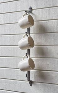 Porte-tasse moderne en métal unique avec design fait à la main ajoutant un charme rustique et un attrait vintage aux conceptions de cuisine contemporaines - Product Image 2