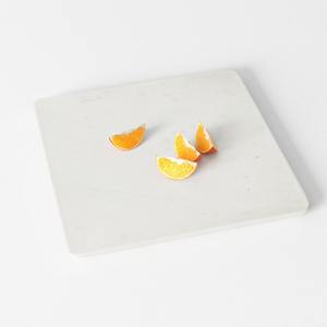 Elegante bandeja cuadrada de piedra travertino con bordes suaves, perfecta para servir o como pieza decorativa, añade un toque natural refinado. - Product Image 6