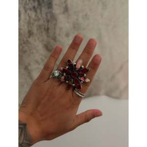 Anillo Ajustable Jacqueline con Diseño de Dalia en Plata y Bisel de Plata Esterlina, Regalo para Cualquier Ocasión - Product Image 3