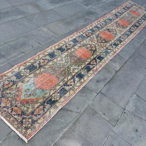 Alfombra Turca de 2.1x12.6 pies, Alfombra Vintage de Lana con Borde Azul - Product Image 3