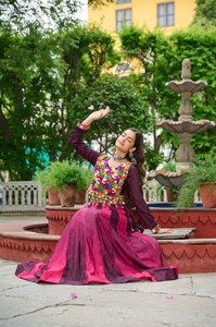 Lanzamiento del Nuevo Diseño Moderno de Lehenga Choli Especial para Navratri, Tela Chiffon con Bordado Kutchi Gamthi - Product Image 4