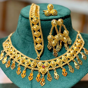 ชุดเครื่องประดับแฟชั่นสไตล์วินเทจดูไบชุบทอง24K สร้อยคอดอกไม้มุกคลาสสิกต่างหูกำไลข้อมือเข็มกลัดทองแดงหลัก - Product Image 1