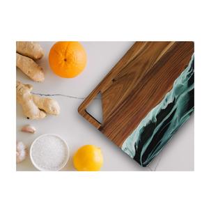 Planche à découper en résine de luxe fabriquée à la main avec des couleurs de marée océanique base en bois durable parfaite pour les repas et la cuisine - Product Image 2