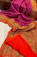 Saree India dengan hiasan Gotapatti pada pinggiran C-pallu yang serasi dengan motifnya sangat cantik untuk pesta pernikahan.