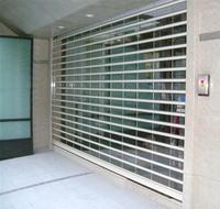 Volets roulants pliables en polycarbonate transparent sur mesure avec rails latéraux en acier inoxydable pour entrepôt et supermarché