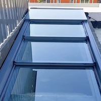 Puits de lumière rétractables automatiques avec cadre en aluminium et toit en verre trempé pour véranda de villa de luxe