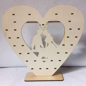 Exhibidor de Madera Moderno en Forma de Corazón para Regalos, Postres, Chocolate y Alimentos - Product Image 1