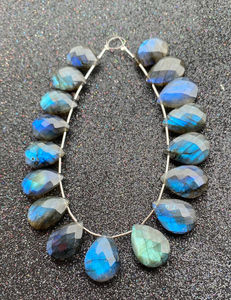 Perles de pierres précieuses à facettes en forme de poire en Labradorite bleue naturelle pour la fabrication de bijoux pour les artisans et les fabricants de bijoux - Product Image 1
