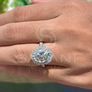 Anillo de Compromiso Vintage con Halo de Moissanita Ovalada, Diseño Lateral Decorativo con Detalles Elegantes y Brillantes para un Estilo Romántico Atemporal - Product Image 5