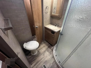 Autocaravana FO-R-E-S-T RV R-I-V-E-R F-L-A-G S-T-A-F-F SUPER LITE 8529RLWS 2017, USADA EN BUEN ESTADO, DISPONIBLE PARA LA VENTA - Product Image 4