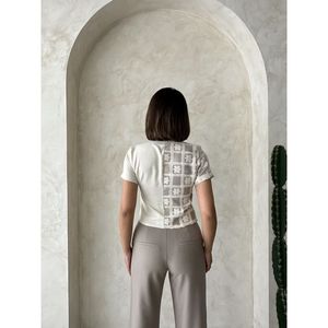 Blusa de Mujer con Elegantes Detalles de Encaje, Camisa Brillante para Mujeres Amantes de la Moda - Product Image 1