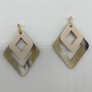 Boucles d'oreilles en résine époxy de luxe faites à la main et design de qualité supérieure, boucles d'oreilles modernes en bois et en résine pour femmes et filles, bijoux en provenance d'Inde - Product Image 3