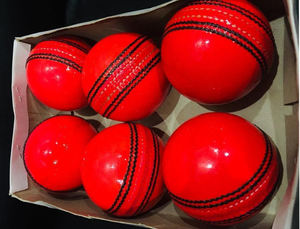Pelota de Críquet Roja de Cuero para Práctica, Grado A, Cosida a Mano, Pelota de Críquet Deportiva Pakistaní de Buena Calidad - Product Image 6