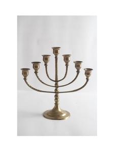 Candélabre en métal traditionnel apportant un charme du vieux monde à la décoration intérieure avec des effets de lumière de bougie chaleureux et accueillants - Product Image 4