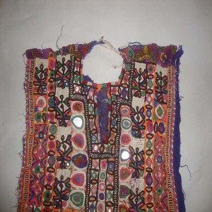 Blusa Baloch Vintage Tribal Banjara con Bordado en el Cuello, Apliques con Espejos, Parches de Algodón con Diseño Floral, Manga Corta, para Bodas - Product Image 2