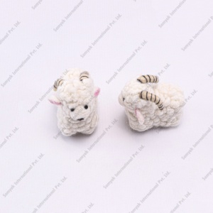 Figuras de Ovejas del Himalaya Hechas a Mano en Fieltro, Juguetes de Peluche con Estilo Rústico Nepalí, Lindas Figuras de Mujeres, Color Blanco, SAMYAK, Tamaños Personalizados, Más Vendidos para Regalos - Product Image 5