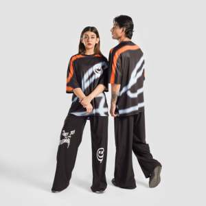 เสื้อยืดวินเทจ Overjoyed (สีดำ) ผ้าเจอร์ซีย์เนื้อนุ่ม ลายพิมพ์อนิเมชั่นแบบซับลิเมชั่น พิมพ์ลายซิลค์สกรีน รุ่น T-Shirts - Product Image 1