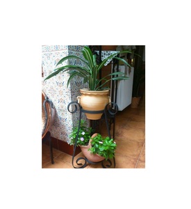 Soporte de flores de metal de estilo clásico con hermosa base de desplazamiento y líneas artísticas, ideal para arreglos florales formales - Product Image 6