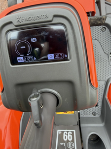 เครื่องตัดหญ้า Husqvarna R310 AWD แบบนั่งขับ 150 ชั่วโมง ใบมีดกว้าง 112 ซม. สภาพดีเยี่ยม - Product Image 5