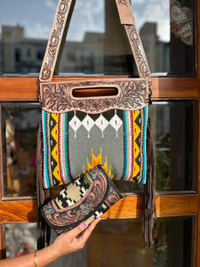 กระเป๋าถือหนังสไตล์ดั้งเดิม Aztec Tooled สำหรับผู้หญิงกระเป๋าสะพายไหล่สีสันสดใสและคลัทช์ข้อมือชุดคอมโบที่ไม่เหมือนใคร - Product Image 2