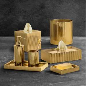 Ensembles de salle de bain en métal au design impressionnant en or fini ensemble de bain corbeilles distributeur de porte-savon pompe porte-brosse à dents - Product Image 1