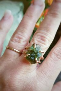 Moldavite naturelle traitée thermiquement Bague griffe à double bande remplie d'or 14 carats Cadeau unique de fiançailles et d'anniversaire pour les femmes - Product Image 3