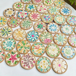 TienPhong Dessous de verre en rotin et coquille colorée fabriqués à la main à la main-Résistant à la chaleur, tapis de tasse à thé anti-brûlure pour la cuisine et la salle à manger - Product Image 1