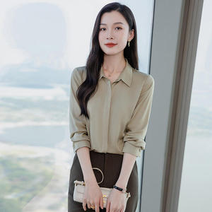 Chemise en soie de luxe pour femmes avec boutons à revers, manches longues tendance, tissu tissé - Haut de bureau élégant pour le printemps et au-delà - Product Image 2