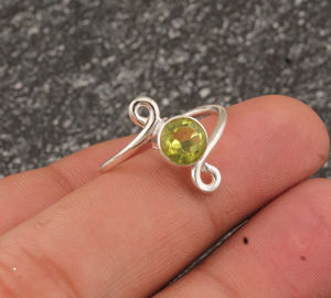 Anillo Solitario Clásico Boho Hecho a Mano con Piedra Preciosa Turquesa de Corte Brillante en Engaste de Plata de Ley 925, Anillo Unisex para Boda - Product Image 5