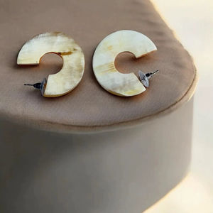 Boucles d'oreilles en corne de buffle pour filles, boucles d'oreilles pour femmes, bijoux en corne, corne naturelle pour femmes, haute qualité - Product Image 1