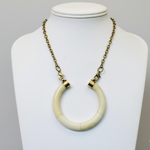 Collar con Colgante de Hueso en Forma de Media Luna Doble con Cadena de Latón Antiguo - Joyería Tribal Bohemia de Hueso Doble - Colgante de Hueso - Product Image 1