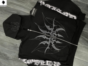 เสื้อฮู้ดดี้ผ้าฝ้ายเฟรนช์เทอร์รี่หนานุ่ม 100% สำหรับฤดูหนาว ตกแต่งด้วยงานปักแบบแอพพลิเค่และแพทช์  สำหรับผู้ชาย  แบบซันเฟด ประดับด้วยคริสตัล - Product Image 2