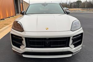 Cayenne Turbo GT 2024, V8 biturbo de 650 hp, tracción total, color Chalk, mayormente sin modificar - Product Image 2
