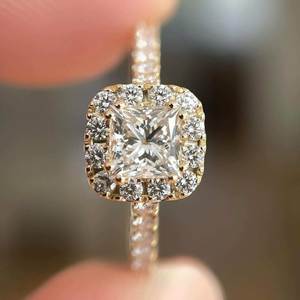 Bague de fiançailles et de mariage solitaire avec accent en diamant de laboratoire taille princesse 1,90 carats, certifiée IGI CVD, style vintage - Product Image 1