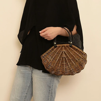 Sac à bandoulière élégant en rotin naturel du Vietnam avec fermeture à cordon, design confortable, doublure en coton, idéal pour la mode estivale féminine et les cadeaux