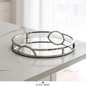 Plateau de luxe en métal et miroir avec poignées ornées et bords polis, idéal pour les centres de table de mariage et les accents de décoration intérieure - Product Image 6