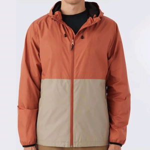 เสื้อแจ็คเก็ตกันฝนแบบนุ่มสำหรับผู้ชาย ปรับแต่งได้ กันน้ำ ระบายอากาศ ผ้าแคนวาส คอตั้ง โลโก้ด้านหน้า มีฮู้ด สำหรับขายส่ง - Product Image 1