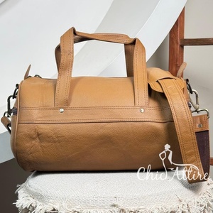 Bolso de lona pequeño de cuero genuino personalizado Bolso bandolera de viaje para equipaje con bolsillo lateral deportivo de cuero real para hombres y mujeres - Product Image 1