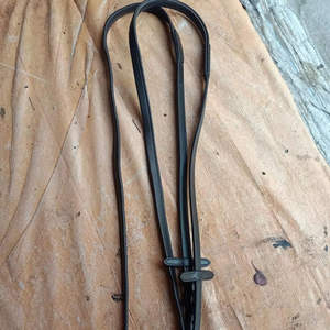 Riendas de cuero ecuestre Premium para caballos Tachuela de montar duradera hecha en fábrica Agarre fuerte Cómodo y confiable Mejor precio - Product Image 5