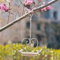 Mangeoire à oiseaux vintage en métal suspendue avec décoration de cloche, plateau de bain pour oiseaux en fer rustique pour jardin, patio, cour, décoration extérieure