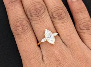 แหวนหมั้นเพชรโมอิสซาไนต์ทรงมาร์คีส์ 1.75 กะรัต ประดับเพชรสามเม็ด ดีไซน์วินเทจ รับรองโดย IGI ทอง 14k สำหรับงานแต่งงาน - Product Image 5