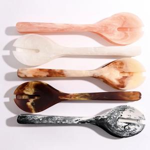 Ensemble de cuillères de service à salade en résine faites à la main en acier miroir jetable et durable - Product Image 4