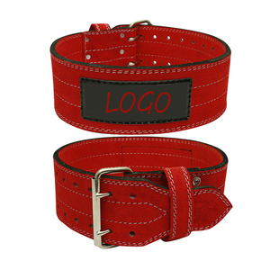 Práctica en la ejecución segura de movimientos pesados con cinturones de levantamiento de pesas diseñados para fortalecer la zona lumbar durante los levantamientos. - Product Image 1