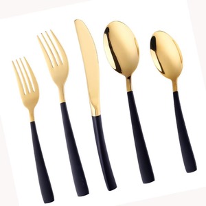 Juego de 5 cubiertos de acero inoxidable usados en la cocina, mesa, café, uso doméstico, cubiertos chapados en Color dorado, mango curvo negro - Product Image 1