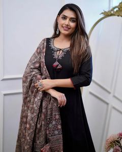 Les femmes de qualité supérieure portent Viscose Chanderi Kurti avec Dupatta et pantalon disponibles au meilleur prix chez Indai - Product Image 3