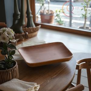 Plateau de service en bois classique au design intemporel, idéal pour servir des aliments et des boissons - Product Image 4