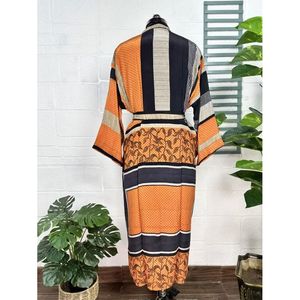 Kimono vintage en crêpe de soie, robe douce et confortable, vêtement de détente léger et luxueux, cadeau d'été idéal pour les femmes, vêtements de nuit pour les occasions - Product Image 5