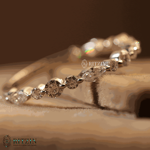 Anillo de Compromiso de Media Eternidad con Moissanita de Corte Marquesa y Redondo de 0.72 TCW, Engaste de Plata de Ley para Mujer - Product Image 1